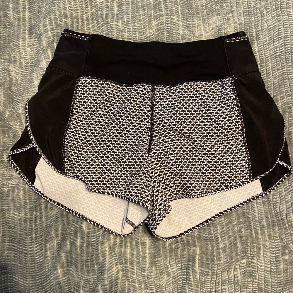 size 6 lululemon speed up shorts black and white print